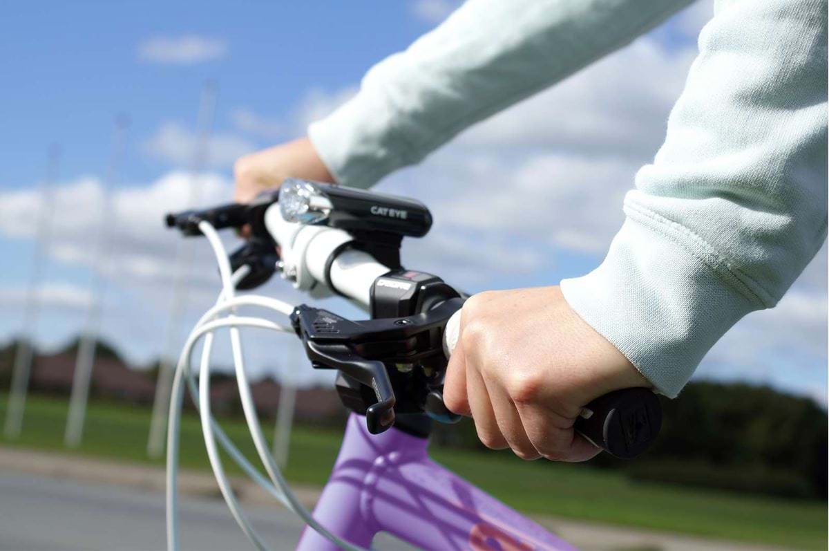 Hænder på cykelstyr