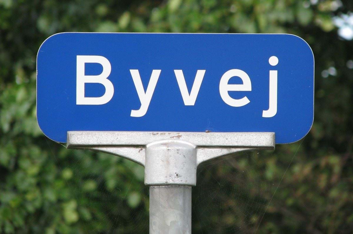 Nærbillede af gadeskilt med navnet Byvej