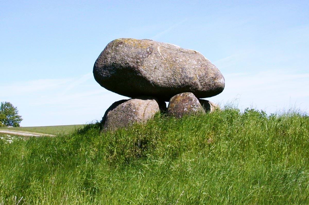 Gravhøj og blå himmel